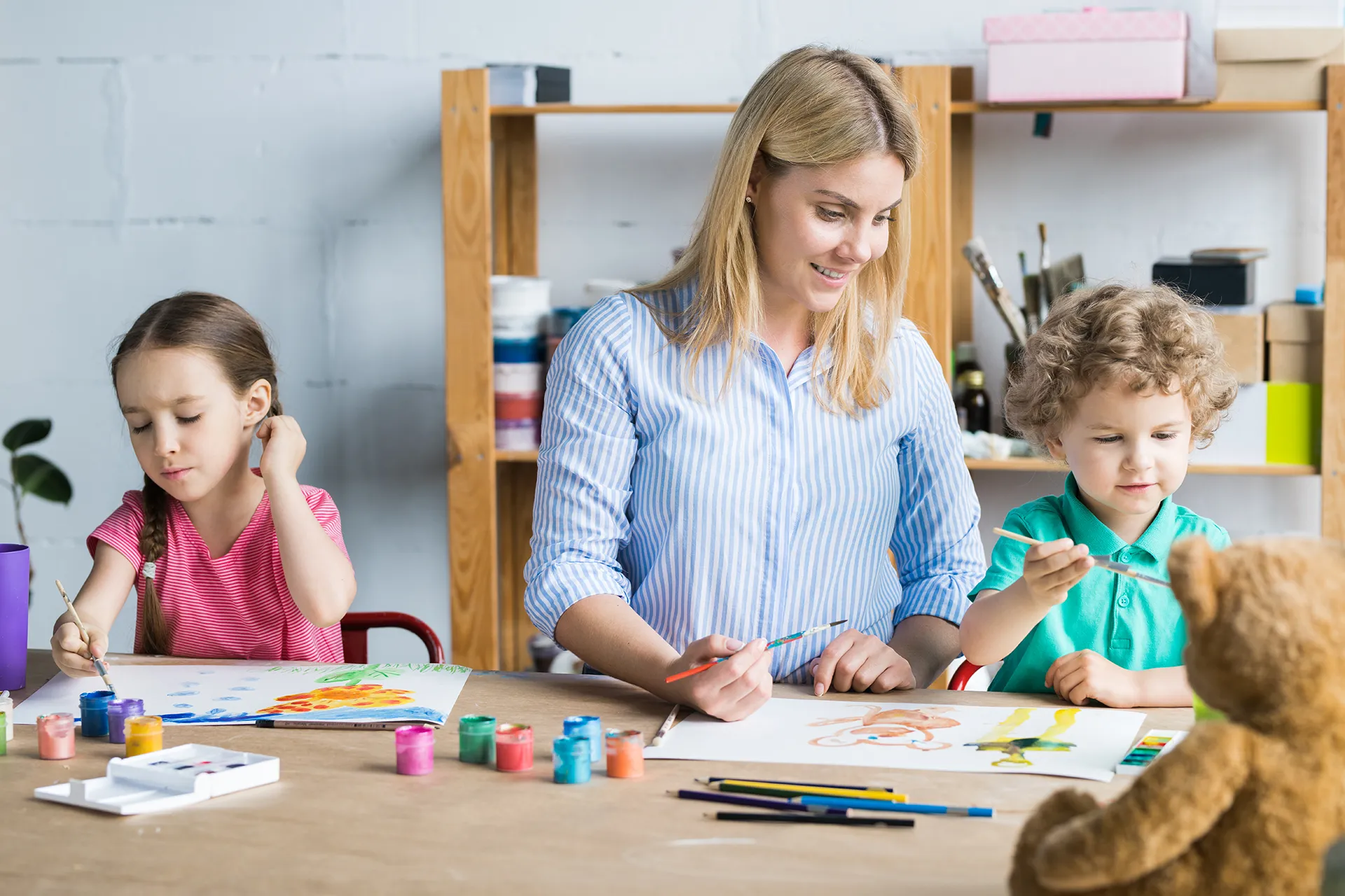 Ragazza che supporta e si prende cura di bambini